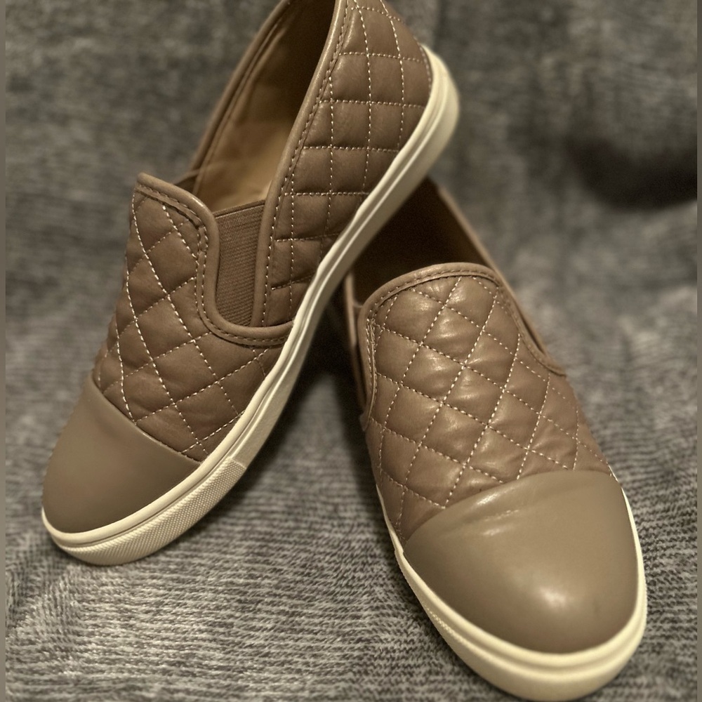 Steve Madden Zander Tan Slip Ons. Size 6